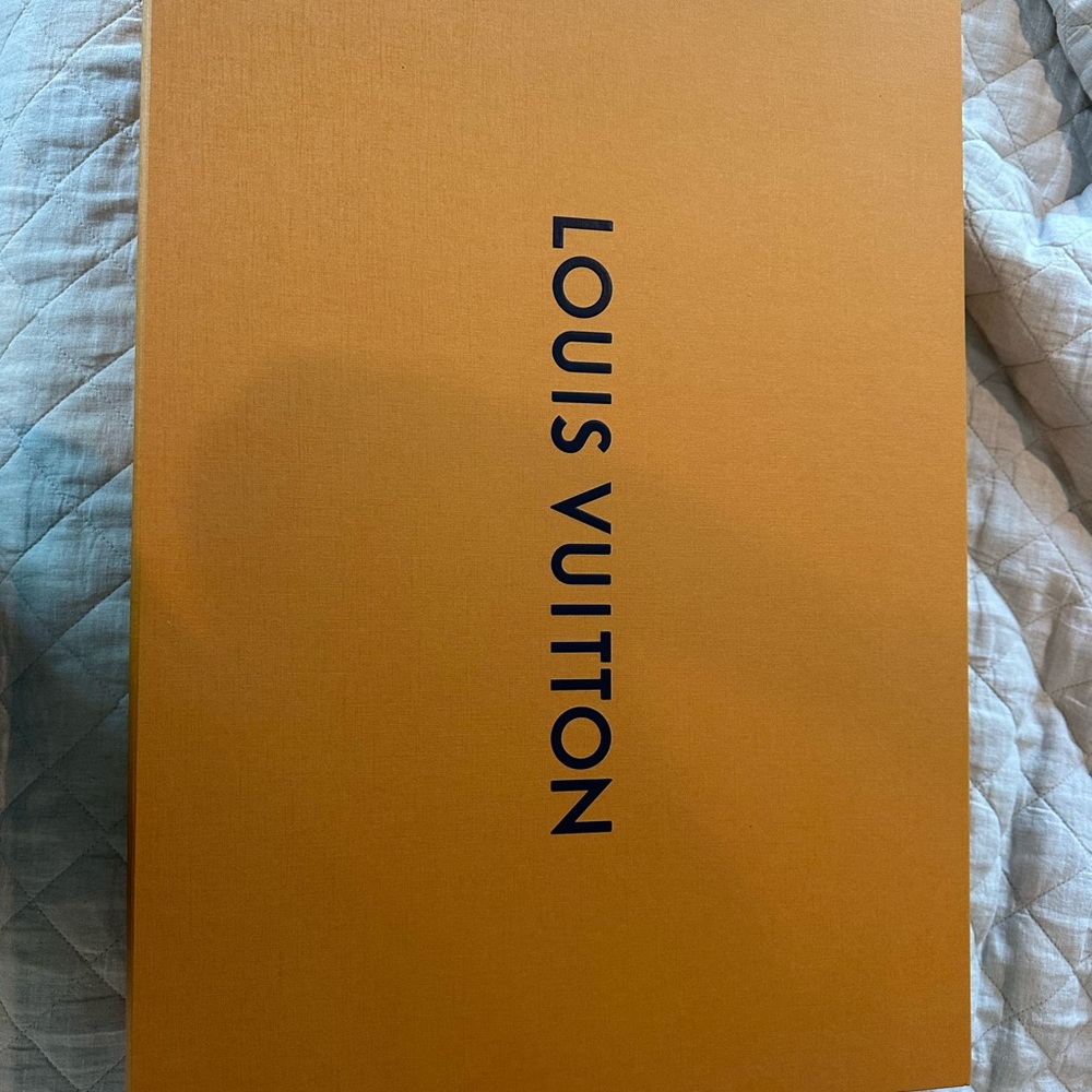 Louis Vitton Keepall Bandoulière, it has been to Poshmark and was authenticated